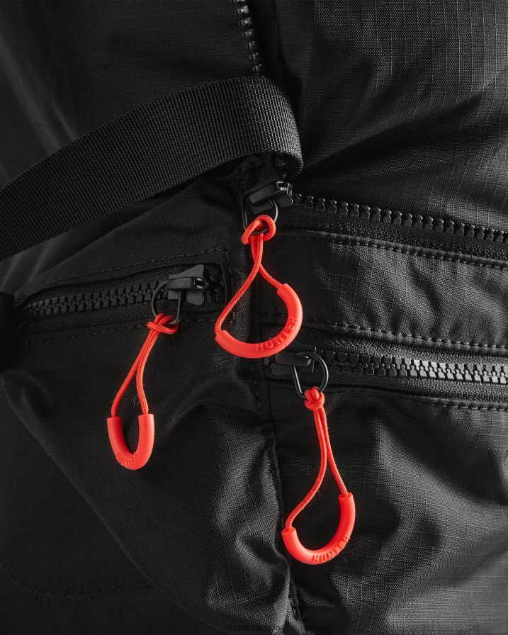 208Z2Z406 Hunter Canada - Hunter Men Travel Ripstop Recycled Nylon Two-Way Backpack Black/Red Box Logo